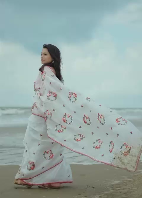 Crush saree with floral necklace embroidere