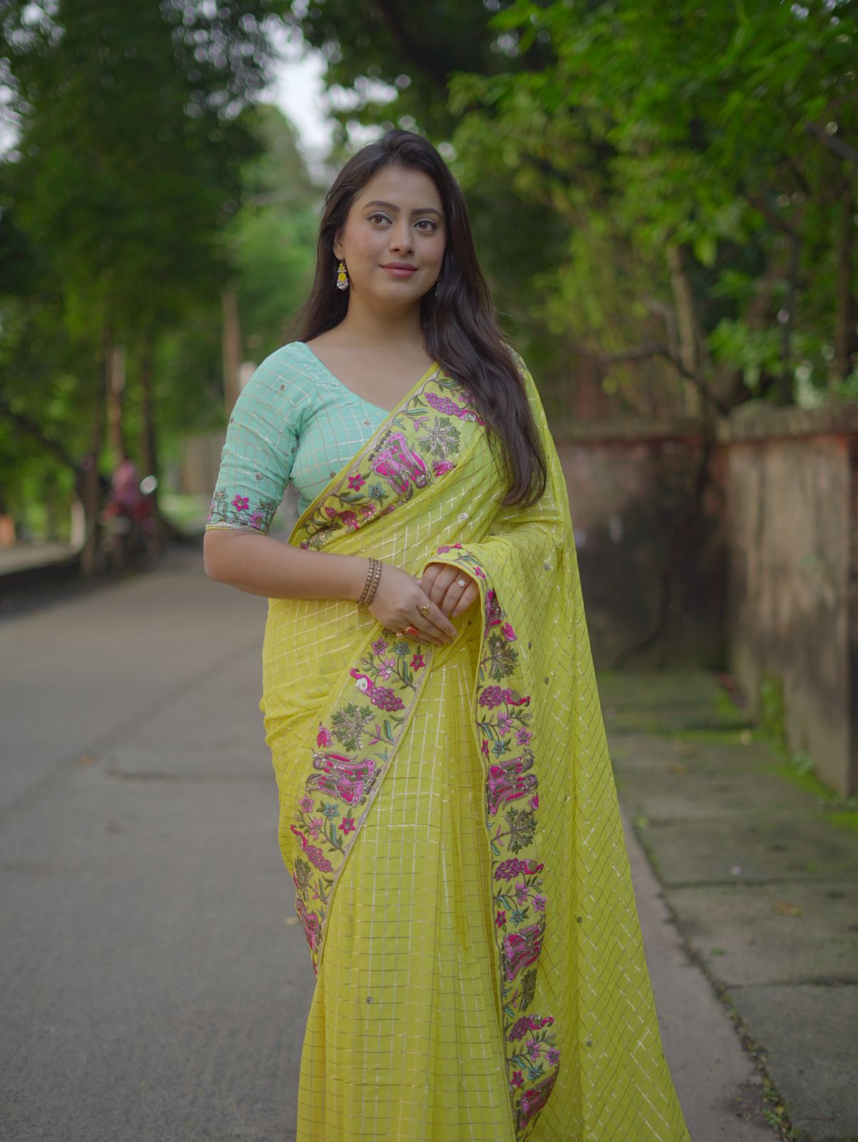 Pure Georgette Saree With Zari Woven Chex.