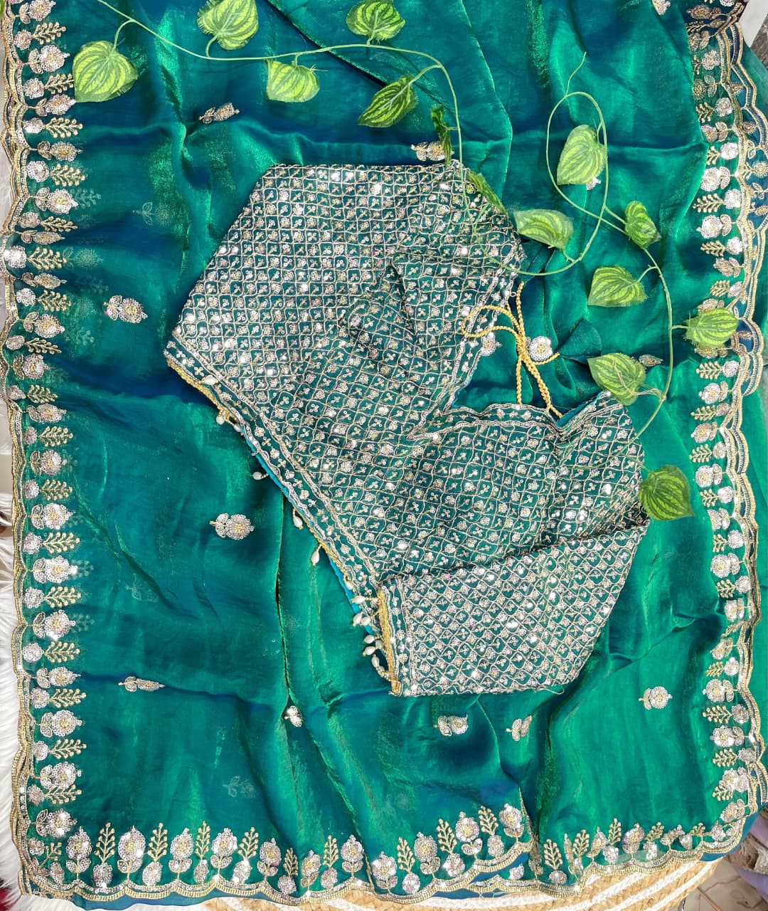 Very Soft nd elegant Rich look fendy sartin Saree